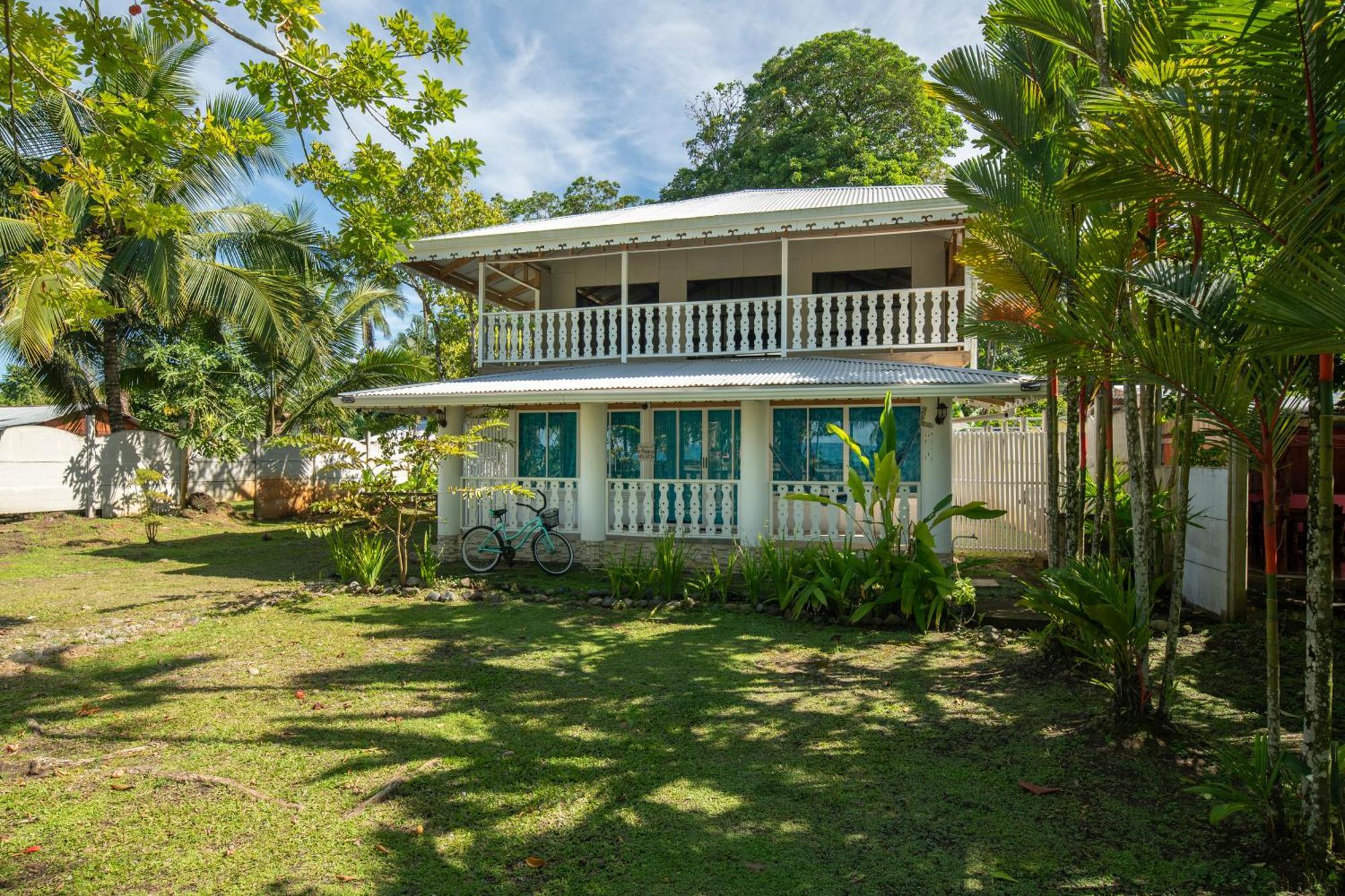 Casa Blanca Beachfront House With Shared Pool Access Pangea Lodge Manzanillo  Esterno foto