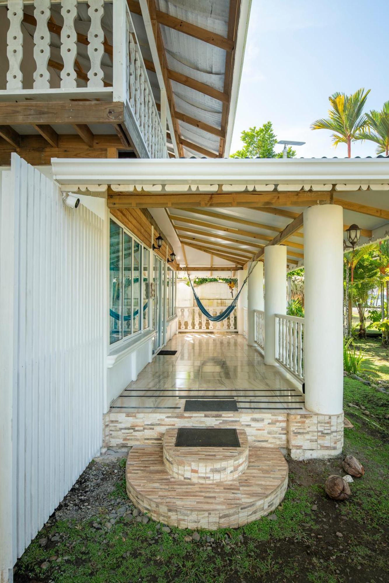 Casa Blanca Beachfront House With Shared Pool Access Pangea Lodge Manzanillo  Esterno foto
